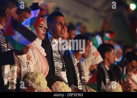 (181003) -- GAZA, 3 octobre 2018 () -- Un couple palestinien participe à un mariage de masse dans la ville de Gaza, le 2 octobre 2018. Au total, 360 mariés ont été submergés de joie mardi lors d’une cérémonie de mariage de masse, parrainée par le président palestinien Mahmoud Abbas. (/Stringer)(dh) MIDEAST-GAZA-MASS WEDDING Xinhua PUBLICATIONxNOTxINxCHN Banque D'Images