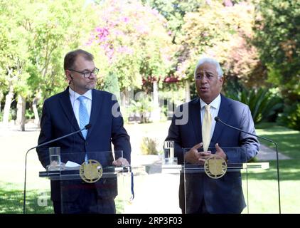 (181003) -- LISBONNE, le 3 octobre 2018 -- le Premier ministre portugais Antonio Costa (R) prononce une conférence de presse conjointe avec le Premier ministre finlandais Juha Sipila à Lisbonne, capitale du Portugal, le 2 octobre 2018. Costa a déclaré mardi que le Portugal et la Finlande étaient d'accord sur la politique migratoire et les priorités de la politique agricole commune (PAC), mais laissaient des différences implicites sur le cadre financier et la réforme de l'euro. PORTUGAL-LISBONNE-FINLANDE-PM-MEET ZhangxLiyun PUBLICATIONxNOTxINxCHN Banque D'Images