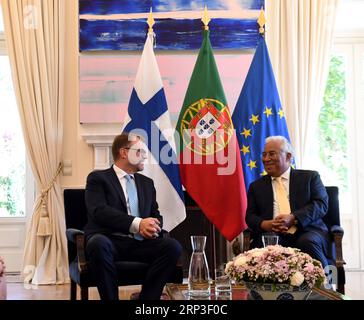 (181003) -- LISBONNE, le 3 octobre 2018 -- le Premier ministre portugais Antonio Costa (à droite) rencontre le Premier ministre finlandais Juha Sipila à Lisbonne, capitale du Portugal, le 2 octobre 2018. Costa a déclaré mardi que le Portugal et la Finlande étaient d'accord sur la politique migratoire et les priorités de la politique agricole commune (PAC), mais laissaient des différences implicites sur le cadre financier et la réforme de l'euro. PORTUGAL-LISBONNE-FINLANDE-PM-MEET ZhangxLiyun PUBLICATIONxNOTxINxCHN Banque D'Images