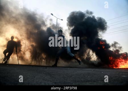 Gaza, Ausschreitungen an der Grenze zu Israel in Beit Hanoun (181003) -- GAZA, 3 octobre 2018 () -- Un manifestant palestinien utilise une fronde pour lancer des pierres sur des soldats israéliens au poste de contrôle d'Erez près de la frontière avec Israël, au nord de la bande de Gaza, le 3 octobre 2018. Des soldats israéliens stationnés à la frontière avec le nord de la bande de Gaza ont abattu mercredi soir un adolescent palestinien lors d'affrontements avec des dizaines de manifestants palestiniens, ont déclaré des médecins. () MIDEAST-GAZA-AFFRONTEMENTS Xinhua PUBLICATIONxNOTxINxCHN Banque D'Images