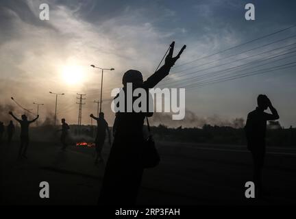 (181003) -- GAZA, 3 octobre 2018 () -- Un manifestant palestinien utilise une fronde pour lancer des pierres sur des soldats israéliens au point de passage d'Erez près de la frontière avec Israël, au nord de la bande de Gaza, le 3 octobre 2018. Des soldats israéliens stationnés à la frontière avec le nord de la bande de Gaza ont abattu mercredi soir un adolescent palestinien lors d'affrontements avec des dizaines de manifestants palestiniens, ont déclaré des médecins. () MIDEAST-GAZA-AFFRONTEMENTS Xinhua PUBLICATIONxNOTxINxCHN Banque D'Images