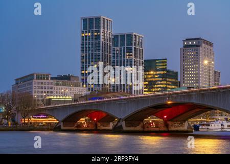 Vue du pont Waterloo et des bâtiments modernes de la ville le long de la Tamise dans la soirée du 24 mars 2022 à Londres, Royaume-Uni Banque D'Images