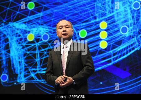 (181004) - TOKYO, 0ct. 4, 2018 -- Masayoshi son, président-directeur général de SoftBank, prend la parole lors d'une conférence de presse à Tokyo, Japon, le 4 octobre 2018. Toyota Motor Corp. et SoftBank Group Corp. ont annoncé jeudi qu'ils créeront une joint-venture développant des voitures autonomes et des services de covoiturage, avec la nouvelle entreprise de mobilité qui sera lancée l'année prochaine. )(yk) JAPON-TOKYO-SOFTBANK-TOYOTA HuaxYi PUBLICATIONxNOTxINxCHN Banque D'Images