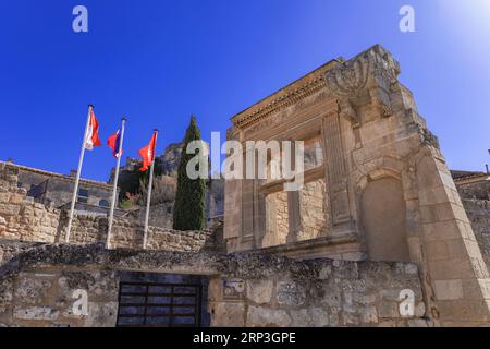 Ruines d'une maison détruite en 1571 par les troupes catholiques. Montre une inscription protestante en latin: "Après l'obscurité, la lumière". Les Baux de Provence, France Banque D'Images