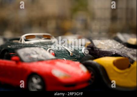 Voitures miniatures sous la pluie dans le marché aux puces, Berlin, Allemagne Banque D'Images