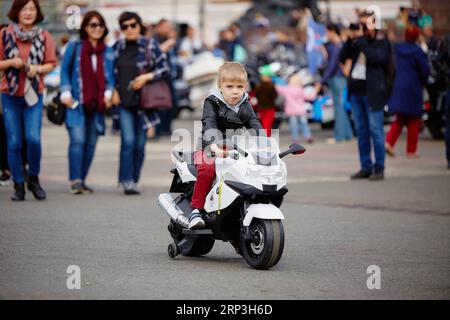 (181006) -- VLADIVOSTOK, le 6 octobre 2018 -- Un jeune pilote assiste à un rallye moto qui s'est tenu à Vladivostok, Russie, le 6 octobre 2018.) (dtf) RUSSIE-VLADIVOSTOK-MOTO RALLYE WuxGang PUBLICATIONxNOTxINxCHN Banque D'Images