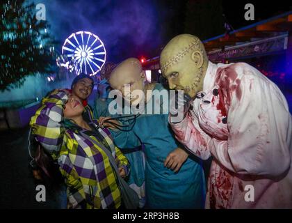 (181006) -- VANCOUVER, le 6 octobre 2018 -- les visiteurs interagissent avec des acteurs costumés lors de l'événement annuel Fright Nights à l'exposition nationale du Pacifique à Vancouver, Canada, le 5 octobre 2018. L'événement se déroule du 5 au 31 octobre. ) CANADA-VANCOUVER-FRIGHT NIGHT ÉVÉNEMENT LiangxSen PUBLICATIONxNOTxINxCHN Banque D'Images