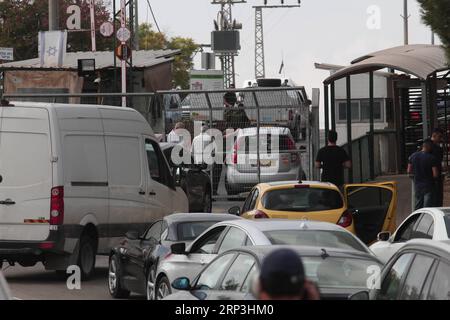 (181007) -- SALFIT, 7 octobre 2018 -- les chauffeurs attendent d'entrer dans la zone industrielle de Barkan, près de la ville de Salfit en Cisjordanie, le 7 octobre 2018. L armée israélienne a déclaré que l attaque par balle blessant trois Israéliens dimanche matin en Cisjordanie était une attaque terroriste grave. L ' incident s ' est produit dans la zone industrielle de Barkan, dans le nord de la Cisjordanie occupée par Israël, où Israéliens et Palestiniens travaillent côte à côte. MIDEAST-SALFIT-TIR ATTAQUE NidalxEshtayeh PUBLICATIONxNOTxINxCHN Banque D'Images