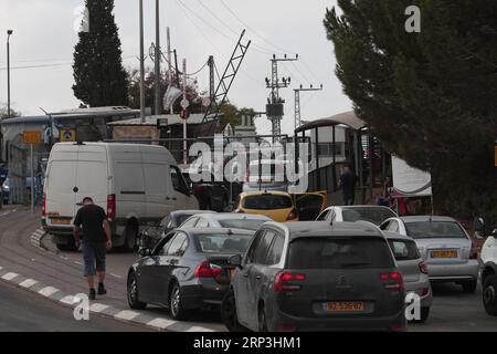 (181007) -- SALFIT, 7 octobre 2018 -- les conducteurs attendent d'entrer dans la zone industrielle de Barkan, près de la ville de Salfit en Cisjordanie, le 7 octobre 2018. L armée israélienne a déclaré que l attaque par balle blessant trois Israéliens dimanche matin en Cisjordanie était une attaque terroriste grave. L ' incident s ' est produit dans la zone industrielle de Barkan, dans le nord de la Cisjordanie occupée par Israël, où Israéliens et Palestiniens travaillent côte à côte. MIDEAST-SALFIT-TIR ATTAQUE NidalxEshtayeh PUBLICATIONxNOTxINxCHN Banque D'Images