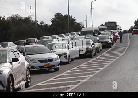 (181007) -- SALFIT, 7 octobre 2018 -- des chauffeurs attendent à l'extérieur de la zone industrielle de Barkan, près de la ville de Salfit en Cisjordanie, le 7 octobre 2018. L armée israélienne a déclaré que l attaque par balle blessant trois Israéliens dimanche matin en Cisjordanie était une attaque terroriste grave. L ' incident s ' est produit dans la zone industrielle de Barkan, dans le nord de la Cisjordanie occupée par Israël, où Israéliens et Palestiniens travaillent côte à côte. MIDEAST-SALFIT-TIR ATTAQUE NidalxEshtayeh PUBLICATIONxNOTxINxCHN Banque D'Images