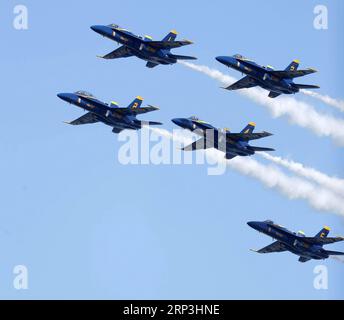 (181007) -- SAN FRANCISCO, le 7 octobre 2018 -- les Blue Angels de la marine américaine jouent dans un spectacle aérien des activités annuelles de la Fleet week à San Francisco, aux États-Unis, le 6 octobre 2018.) (Xr) U.S.-SAN FRANCISCO-FLEET WEEK-AIR SHOW DongxXudong PUBLICATIONxNOTxINxCHN Banque D'Images