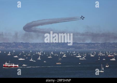 (181007) -- SAN FRANCISCO, le 7 octobre 2018 -- les Blue Angels de la marine américaine jouent dans un spectacle aérien des activités annuelles de la Fleet week à San Francisco, aux États-Unis, le 6 octobre 2018.) (Xr) US-SAN FRANCISCO-FLEET WEEK-AIR SHOW LiuxYilin PUBLICATIONxNOTxINxCHN Banque D'Images