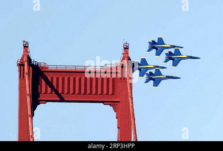 (181007) -- SAN FRANCISCO, le 7 octobre 2018 -- les Blue Angels de la marine américaine survolent le Golden Gate Bridge lors d'un spectacle aérien des activités annuelles de la Fleet week à San Francisco, aux États-Unis, le 6 octobre 2018.) (Xr) U.S.-SAN FRANCISCO-FLEET WEEK-AIR SHOW DongxXudong PUBLICATIONxNOTxINxCHN Banque D'Images