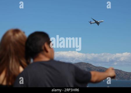 (181007) -- SAN FRANCISCO, le 7 octobre 2018 -- les visiteurs regardent le spectacle aérien des activités annuelles de la Fleet week à San Francisco, aux États-Unis, le 6 octobre 2018.) (Xr) US-SAN FRANCISCO-FLEET WEEK-AIR SHOW LiuxYilin PUBLICATIONxNOTxINxCHN Banque D'Images