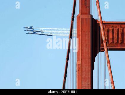 (181007) -- SAN FRANCISCO, le 7 octobre 2018 -- les Blue Angels de la marine américaine survolent le Golden Gate Bridge lors d'un spectacle aérien des activités annuelles de la Fleet week à San Francisco, aux États-Unis, le 6 octobre 2018.) (Xr) U.S.-SAN FRANCISCO-FLEET WEEK-AIR SHOW DongxXudong PUBLICATIONxNOTxINxCHN Banque D'Images