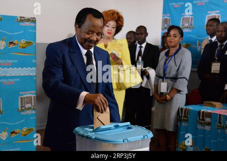 Actualités Themen der Woche kW 40 Actualités Bilder des Tages (181007) -- YAOUNDÉ, 7 octobre 2018 -- le président camerounais Paul Biya (Front) a déposé son bulletin de vote dans un bureau de vote à Yaoundé, Cameroun, le 7 octobre 2018. Le vote pour l'élection présidentielle camerounaise a commencé tôt dimanche. ) CAMEROUN-YAOUNDÉ-ÉLECTION PRÉSIDENTIELLE QiaoxBenxiao PUBLICATIONxNOTxINxCHN Banque D'Images