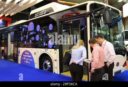 (181010) -- PÉKIN, 10 octobre 2018 -- une photo prise le 19 octobre 2017 montre un bus électrique BYD lors des journées de présentation médiatique du Busworld Europe à Kortrijk, en Belgique. (Jmmn) Xinhua Headlines : l'Europe, la Chine ont lancé la vague de R&D des véhicules à énergie nouvelle WangxXiaoJun PUBLICATIONxNOTxINxCHN Banque D'Images