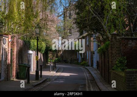 Vue d'une rue résidentielle dans le village de Hampstead, un quartier célèbre du nord-ouest de Londres le 26 mars 2022 à Londres, Royaume-Uni Banque D'Images