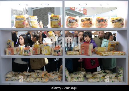 (181010) -- HARBIN, le 10 octobre 2018 -- les gens voient les aliments à base de riz lors du premier Festival international du riz de Chine à Harbin, capitale de la province du Heilongjiang du nord-est de la Chine, le 10 octobre 2018. Le festival, avec la participation de plus de 200 exposants, a débuté ici mercredi. ) (Yxb) CHINA-HARBIN-RICE FESTIVAL(CN) WangxKai PUBLICATIONxNOTxINxCHN Banque D'Images