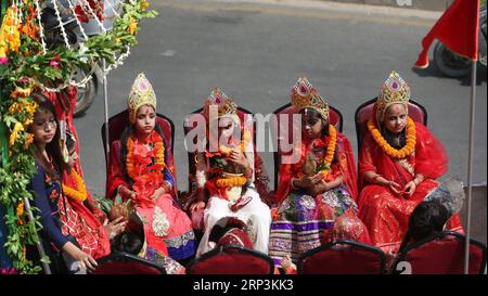 (181010) -- KATMANDOU, 10 octobre 2018 -- des filles habillées en déesse Durga participent à un rassemblement sur Ghatasthapana, premier jour du festival Dashain à Katmandou, Népal, le 10 octobre 2018.) (Jmmn) NÉPAL-KATMANDOU-FESTIVAL-DASHAIN-GHATASTHAPANA sunilxsharma PUBLICATIONxNOTxINxCHN Banque D'Images