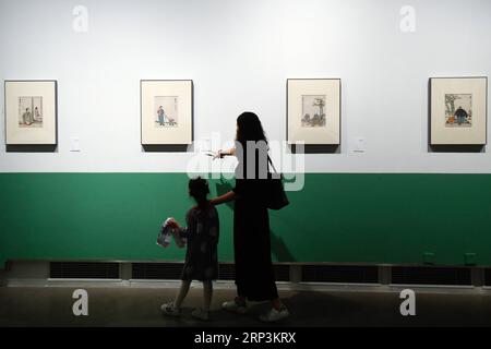 (181010) -- HANGZHOU, 10 octobre 2018 -- les gens visitent des œuvres de dessins animés créées par Feng Zikai lors d'une exposition tenue au Musée d'art du Zhejiang à Hangzhou, capitale de la province du Zhejiang de l'est de la Chine, le 10 octobre 2018. Une exposition organisée pour marquer le 120e anniversaire de la naissance de Feng Zikai, peintre et essayiste chinois réputé, a été inaugurée mercredi à Hangzhou. L'exposition dure jusqu'en octobre 27. ) (Sxk) CHINE-ZHEJIANG-HANGZHOU-FENG ZIKAI-EXPOSITION COMMÉMORATIVE (CN) HuangxZongzhi PUBLICATIONxNOTxINxCHN Banque D'Images