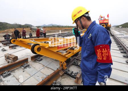 (181010) -- BIJIE, 10 octobre 2018 -- Un ouvrier pose des voies ferrées sur le chantier de construction de la ligne de chemin de fer Chengdu-Guiyang à Bijie, dans la province du Guizhou au sud-ouest de la Chine, 10 octobre 2018. Les travaux de pose de la voie du tronçon Yunnan-Guizhou de la ligne ferroviaire Chengdu-Guiyang ont débuté mercredi. (Gxn) CHINE-GUIZHOU-CONSTRUCTION FERROVIAIRE (CN) LiuxXu PUBLICATIONxNOTxINxCHN Banque D'Images