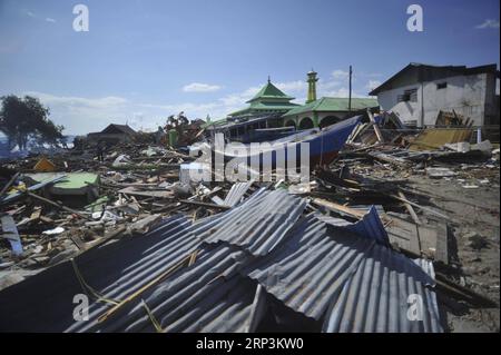 (181010) -- POSO, 10 octobre 2018 -- Un bateau en bois échoué est aperçu après un tremblement de terre et un tsunami dans le port de Pantoloan à Poso, dans la province de Sulawesi centrale, en Indonésie, le 10 octobre 2018. Les tremblements de terre et le tsunami ont tué au moins 2 010 personnes, laissé plus de 5 000 autres disparus et déclenché des dégâts massifs et une évacuation énorme, selon l'agence nationale de gestion des catastrophes. (dtf) INDONÉSIE-POSO-TREMBLEMENT DE TERRE ET TSUNAMI-CONSÉQUENCES Zulkarnain PUBLICATIONxNOTxINxCHN Banque D'Images