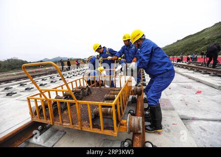 (181010) -- BIJIE, 10 octobre 2018 -- des ouvriers posent des voies ferrées sur le chantier de construction de la ligne de chemin de fer Chengdu-Guiyang à Bijie, dans la province du Guizhou du sud-ouest de la Chine, 10 octobre 2018. Les travaux de pose de la voie du tronçon Yunnan-Guizhou de la ligne ferroviaire Chengdu-Guiyang ont débuté mercredi. (Gxn) CHINE-GUIZHOU-CONSTRUCTION FERROVIAIRE (CN) LiuxXu PUBLICATIONxNOTxINxCHN Banque D'Images