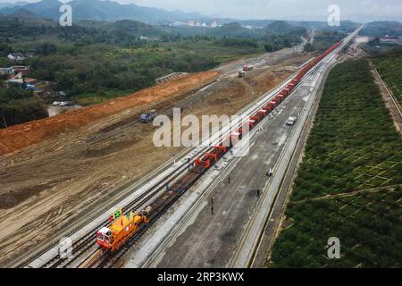 (181010) -- BIJIE, 10 octobre 2018 -- une photo aérienne montre le chantier de construction de la ligne de chemin de fer Chengdu-Guiyang à Bijie, dans la province du Guizhou, dans le sud-ouest de la Chine, le 10 octobre 2018. Les travaux de pose de la voie du tronçon Yunnan-Guizhou de la ligne ferroviaire Chengdu-Guiyang ont débuté mercredi. (Gxn) CHINE-GUIZHOU-CONSTRUCTION FERROVIAIRE (CN) LiuxXu PUBLICATIONxNOTxINxCHN Banque D'Images