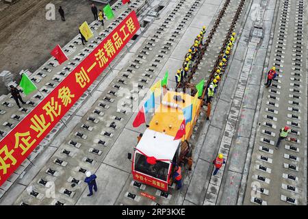 (181010) -- BIJIE, 10 octobre 2018 -- une photo aérienne montre des ouvriers qui posent des voies ferrées sur le chantier de construction de la ligne ferroviaire Chengdu-Guiyang à Bijie, dans la province du Guizhou, au sud-ouest de la Chine, le 10 octobre 2018. Les travaux de pose de la voie du tronçon Yunnan-Guizhou de la ligne ferroviaire Chengdu-Guiyang ont débuté mercredi. (Gxn) CHINE-GUIZHOU-CONSTRUCTION FERROVIAIRE (CN) LiuxXu PUBLICATIONxNOTxINxCHN Banque D'Images