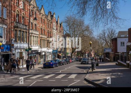 C'est Hampstead High Street, la principale rue commerçante de Hampstead, un quartier célèbre du nord-ouest de Londres le 26 mars 2022 à Londres, Royaume-Uni Banque D'Images