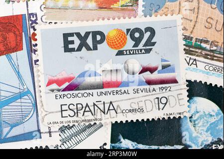 Madrid, Espagne ; 08-13-2023, timbre-poste d'Espagne avec des motifs sur l'exposition universelle de l'année 1992 'Expo92' qui a eu lieu à Séville Banque D'Images