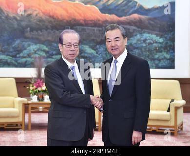 (181010) -- BEIJING, 10 octobre 2018 -- Wang Yi (à droite), conseiller d'État et ministre des Affaires étrangères chinois, rencontre l'ancien Premier ministre japonais Yasuo Fukuda et des représentants de la communauté économique japonaise, qui sont ici pour assister au quatrième dialogue officiel de haut niveau et chef d'entreprise sino-japonais, à Beijing, capitale de la Chine, le 10 octobre 2018.) (lmm) CHINA-BEIJING-WANG YI-JAPAN-MEETING (CN) YinxBogu PUBLICATIONxNOTxINxCHN Banque D'Images