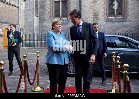 (181010) -- LA HAYE, le 10 octobre 2018 -- la chancelière allemande Angela Merkel (front gauche) est accueillie par le Premier ministre néerlandais Mark Rutte (front droit) à la Haye, aux pays-Bas, le 10 octobre 2018. Le Premier ministre néerlandais Mark Rutte et la chancelière allemande Angela Merkel se sont rencontrés mercredi à la Haye avant la réunion du Conseil européen de mi-octobre pour discuter, entre autres sujets, du Brexit. PAYS-BAS-LA HAYE-PM-ALLEMAGNE-MERKEL-RÉUNION SYLVIAXLEDERER PUBLICATIONXNOTXINXCHN Banque D'Images