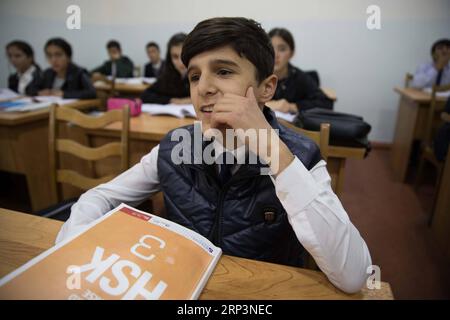 (181012) -- DOUCHANBÉ, 12 octobre 2018 -- des étudiants suivent un cours de chinois à l'Institut Confucius de l'Université nationale tadjike pour les nationalités à Douchanbé, Tadjikistan, le 10 octobre 2018. POUR ALLER AVEC la fonctionnalité : l'engouement de la langue chinoise attrape sur au Tadjikistan.) (dtf) TADJIKISTAN-DOUCHANBÉ-CHINOIS WuxZhuang PUBLICATIONxNOTxINxCHN Banque D'Images