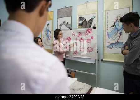 (181012) -- DOUCHANBÉ, 12 octobre 2018 -- des étudiants suivent un cours de peinture traditionnelle chinoise à l'Institut Confucius de l'Université nationale tadjike pour les nationalités à Douchanbé, Tadjikistan, le 10 octobre 2018. POUR ALLER AVEC la fonctionnalité : l'engouement de la langue chinoise attrape sur au Tadjikistan.) (dtf) TADJIKISTAN-DOUCHANBÉ-CHINOIS WuxZhuang PUBLICATIONxNOTxINxCHN Banque D'Images