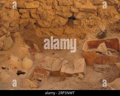 (181012) -- SANTORIN (GRÈCE), 12 octobre 2018 -- une photo prise le 24 septembre 2018 montre des coffres en argile contenant des pots sur le site archéologique d'Akrotiri sur l'île de Santorin, en Grèce. Les archéologues grecs ont eu cette année de nouvelles découvertes importantes à la colonie préhistorique d'Akrotiri sur l'île de Santorin, qui pourraient jeter plus de lumière sur la vie des habitants il y a des milliers d'années, annoncé le 12 octobre.) GRÈCE-SANTORIN ISLAND-AKROTIRI-ARCHEOLOGICAL TROUVAILLES GREEKXCULTUREXMINISTRY PUBLICATIONXNOTXINXCHN Banque D'Images