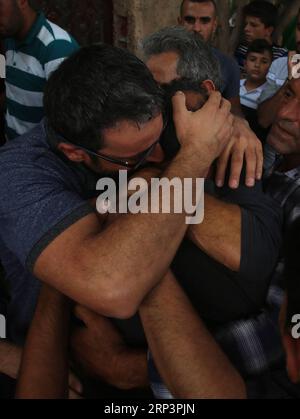 (181013) -- SALFIT, 13 octobre 2018 -- les parents de la palestinienne Aisha Rabi, âgée de 48 ans, pleurent lors de ses funérailles dans le village de Bidya près de la ville de Salfit en Cisjordanie, le 13 octobre 2018. Des dizaines de Palestiniens ont pris part samedi après-midi à la procession funéraire d’une femme de 48 ans qui a été tuée après que des colons ont jeté des pierres sur son véhicule circulant sur une route principale dans le nord de la Cisjordanie vendredi soir. )(zhf) MIDEAST-SALFIT-ATTACK-WOMAN-FUNÈBRE AymanxNobani PUBLICATIONxNOTxINxCHN Banque D'Images