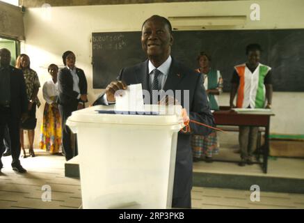 Actualités Themen der Woche KW41 Actualités Bilder des Tages (181013) -- ABIDJAN, le 13 octobre 2018 -- le président ivoirien Alassane Ouattara vote pour les élections municipales et régionales dans un bureau de vote à Abidjan, Côte d'Ivoire, le 13 octobre 2018. Les opérations de vote pour les élections locales en Côte d'Ivoire ont commencé samedi. ) (Zhf) CÔTE d'IVOIRE-ABIDJAN-ELECTIONS YvanxSonh PUBLICATIONxNOTxINxCHN Banque D'Images