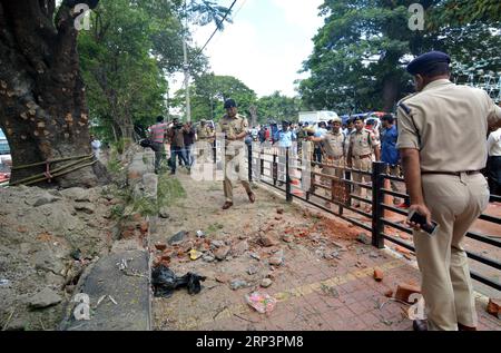 (181013) -- GUWAHATI, 13 octobre 2018 () -- la police vérifie le site de l'explosion dans la ville de Guwahati, dans l'État de l'Assam, au nord-est de l'Inde, le 13 octobre 2018. Au moins quatre personnes ont été blessées samedi dans une explosion dans l État d Assam, dans le nord-est de l Inde, a déclaré la police. (/Stringer)(dh) INDIA-GUWAHATI-BLAST Xinhua PUBLICATIONxNOTxINxCHN Banque D'Images