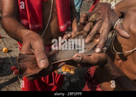 (181014) -- PÉKIN, 14 octobre 2018 -- les dévots hindous prennent part aux rituels Tarpan pour honorer les âmes de leurs ancêtres défunts le jour Saint de Mahalaya sur les rives du Gange à Kolkata, en Inde, le 8 octobre 2018.) XINHUA PHOTO CHOIX HEBDOMADAIRES TumpaxMondal PUBLICATIONxNOTxINxCHN Banque D'Images