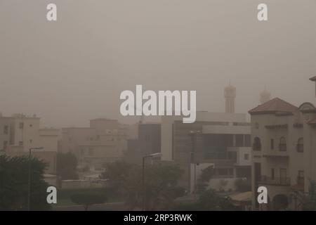 (181015) -- GOUVERNORAT D'HAWALLI, 15 octobre 2018 -- une photo prise le 15 octobre 2018 montre des bâtiments enveloppés de poussière lourde dans le Gouvernorat d'Hawalli, au Koweït. Une forte tempête de sable engloutit le Koweït lundi. ) (Jmmn) KOWEÏT-HAWALLI GOUVERNORAT-POUSSIÈRE LOURDE NiexYunpeng PUBLICATIONxNOTxINxCHN Banque D'Images