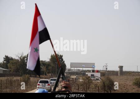 (181015) -- QUNEITRA (SYRIE), 15 octobre 2018 -- un véhicule de l'ONU traverse le poste frontalier de Quneitra de la province syrienne de Quneitra aux hauteurs du Golan occupées par Israël, 15 octobre 2018. Le passage frontalier entre la province méridionale de Quneitra de la Syrie et les hauteurs du Golan occupées par Israël a officiellement rouvert lundi, a rapporté la télévision publique syrienne. SYRIE-QUNEITRA-POSTE FRONTIÈRE-HAUTEURS DU GOLAN-RÉOUVERTURE WANGXJIAN PUBLICATIONXNOTXINXCHN Banque D'Images