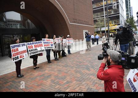 (181016) -- BOSTON, 16 octobre 2018 -- des manifestants brandissent des slogans devant le palais de justice John Joseph Moakley des États-Unis à Boston, Massachusetts, États-Unis, le 15 octobre 2018. Un procès accusant l'Université Harvard de discrimination à l'égard des candidats américains d'origine asiatique dans les admissions a été jugé lundi devant un tribunal de district des États-Unis à Boston, attirant l'attention nationale alors que l'avenir de l'action positive est également sur le débat. TO GO WITH Spotlight : Trial commence sur des accusations de discrimination raciale contre Harvard dans les admissions. ) (ZHF) U.S.-BOSTON-HARVARD UNIVERSITY-RACIAL DISCRIMINATIO Banque D'Images