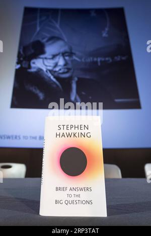 Actualités Themen der Woche KW42 Actualités Bilder des Tages (181015) -- LONDRES, 15 octobre 2018 -- la photo prise le 15 octobre 2018 montre une copie de Brief Answers to the Big questions , le dernier livre de Stephen Hawking, avec une image projetée de Stephen Hawking derrière, lors du lancement mondial du livre au Science Museum de Londres, en Grande-Bretagne. (yg) BRITAIN-LONDON-BOOK-LAUNCH-STEPHEN HAWKING StephenxChung PUBLICATIONxNOTxINxCHN Banque D'Images