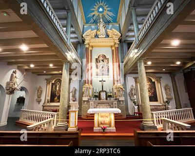 Amsterdam, pays-Bas. 29 août 2023. L'intérieur et l'autel dans une église catholique. Photo de haute qualité Banque D'Images