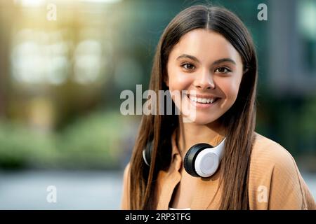 Jolie jeune étudiante hispanique brunette posant sur le campus universitaire Banque D'Images