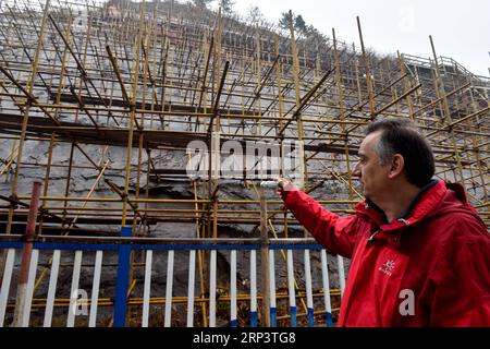 (181016) -- PÉKIN, 16 octobre 2018 (Xinhua) -- Ilias Valiakos, expert du géoparc de Lesbos en Grèce, explique les progrès de la préservation de l'empreinte des dinosaures au géoparc mondial de Yanqing dans le district de Yanqing à Pékin, capitale de la Chine, le 15 octobre 2018. Des experts de Chine et de Grèce ont commencé des travaux conjoints de préservation des empreintes de dinosaures fossilisées à Yangqing afin de les empêcher de subir des dommages dus aux intempéries. On pense que les empreintes ont été laissées par les dinosaures il y a environ 150 millions d'années. (Xinhua/Luo Xiaoguang)(gxn) CHINA-BEIJING-YANQING-FOSSIL CONSERVATION (CN) PUBLICATIONxNOTxINxCHN Banque D'Images