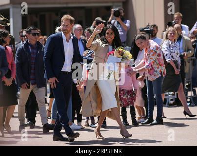 (181016) -- SYDNEY, le 16 octobre 2018 -- le prince Harry (à gauche), duc de Sussex, et son épouse Meghan (à droite), duchesse de Sussex, saluent les gens lors de leur visite en Australie à Sydney, Australie, le 16 octobre 2018.) (Zhf) AUSTRALIE-SYDNEY-GRANDE-BRETAGNE-PRINCE HARRY-MEGHAN BaixXuefei PUBLICATIONxNOTxINxCHN Banque D'Images