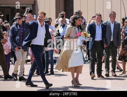 (181016) -- SYDNEY, le 16 octobre 2018 -- le prince Harry (à gauche), duc de Sussex, et son épouse Meghan (à droite), duchesse de Sussex, saluent les gens lors de leur visite en Australie à Sydney, Australie, le 16 octobre 2018.) (Zhf) AUSTRALIE-SYDNEY-GRANDE-BRETAGNE-PRINCE HARRY-MEGHAN BaixXuefei PUBLICATIONxNOTxINxCHN Banque D'Images